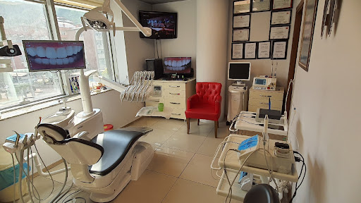 Trabzon İmplant Ve Estetik Diş Kliniği Diş Hekimi Murat Kanlı Diş hekimi Fatma Gül Hasançebi Kanlı